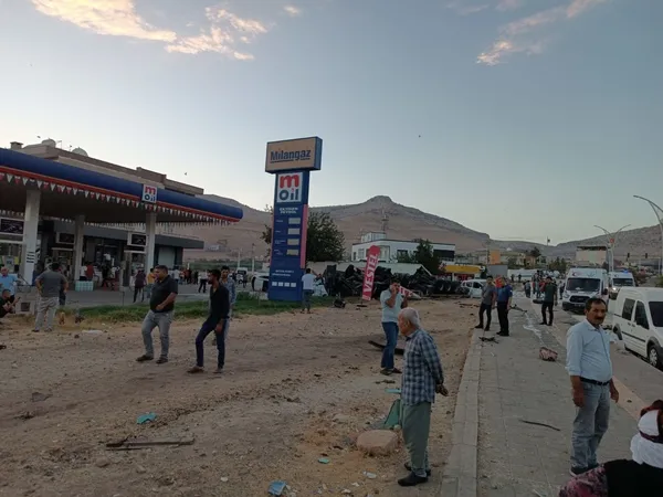 son-dakika-bir-aci-haber-de-mardinde-freni-patlayan-tir-dehset-sacti-cok-sayida-olu-ve-yarali-var-1661012996899.jpg