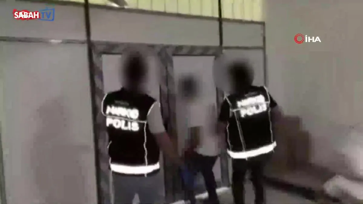 Antalya’da uyuşturucu imalathanesine operasyon: 1,8 milyon sentetik ecza hap ele geçirildi | Video videosunu izle Antalya’da uyuşturucu imalathanesine operasyon: 1,8 milyon sentetik ecza hap ele geçirildi | Video videosunu izle