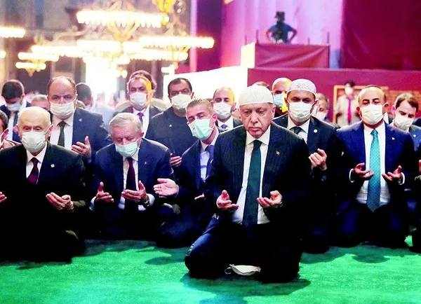 ayasofyada-aksam-namazi-cumhurbaskanimiz-ile-hep-birlikte-kiliyoruz-1683997413175.jpg