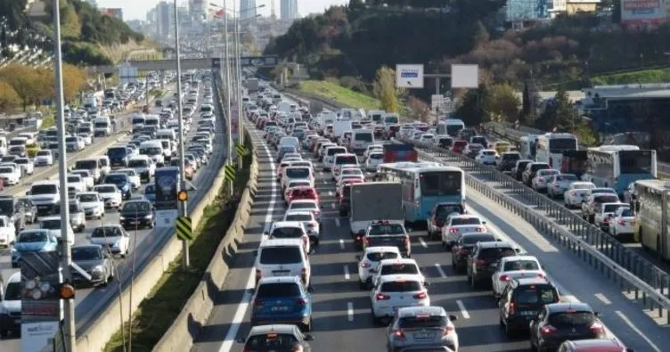 İstanbul’da haftanın ilk gününde trafik yoğunluğu yaşanıyor