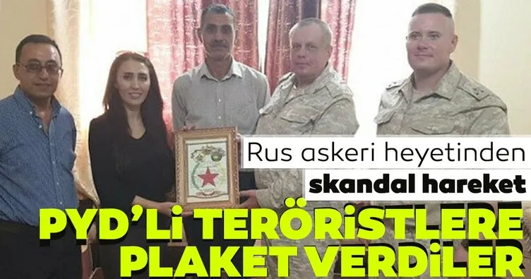 Rus askeri heyetinden skandal hareket! PYD’li teröristlere plaket verdiler!