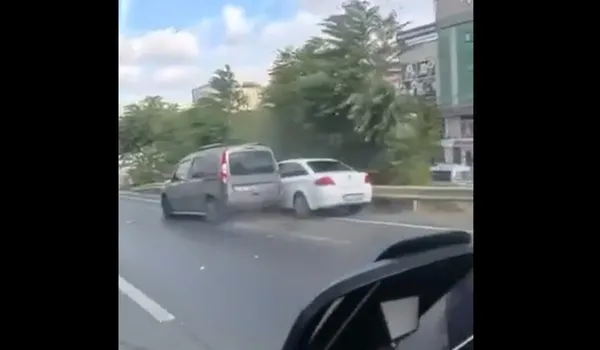 pendikte-korku-dolu-anlar-otomobil-motosiklete-ok-gibi-saplandi-surucu-agir-yaralandi-1789299045774.jpg