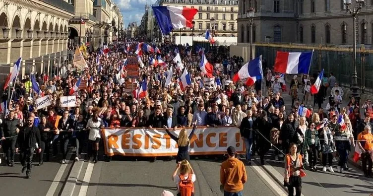 SON DAKİKA: Fransızlar sokağa döküldü! ’Macron istifa, AB’den çıkalım’