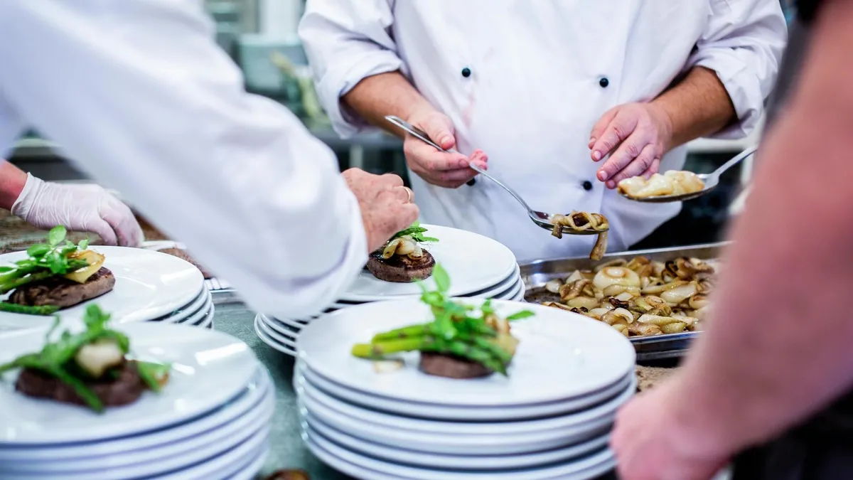 Şef aşçı maaşları 100 bin TL’yi aştı