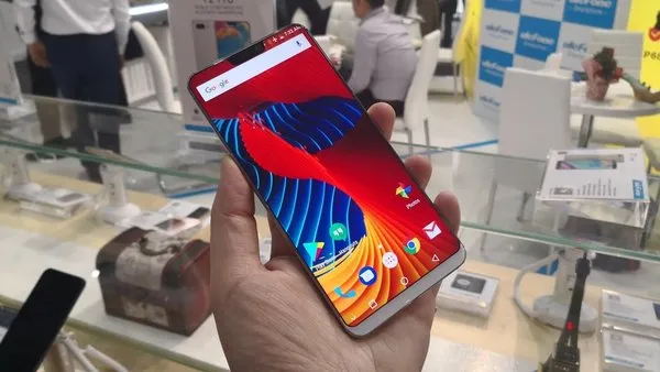 Çentik modasına uyan son moda akıllı telefonlar
