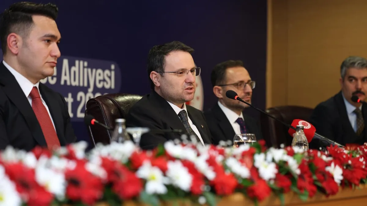 Bakan Gürlek: “12. Yargı paketimizle ilgili meslektaşlarla sürekli istişare halindeyiz” Bakan Gürlek: “12. Yargı paketimizle ilgili meslektaşlarla sürekli istişare halindeyiz”