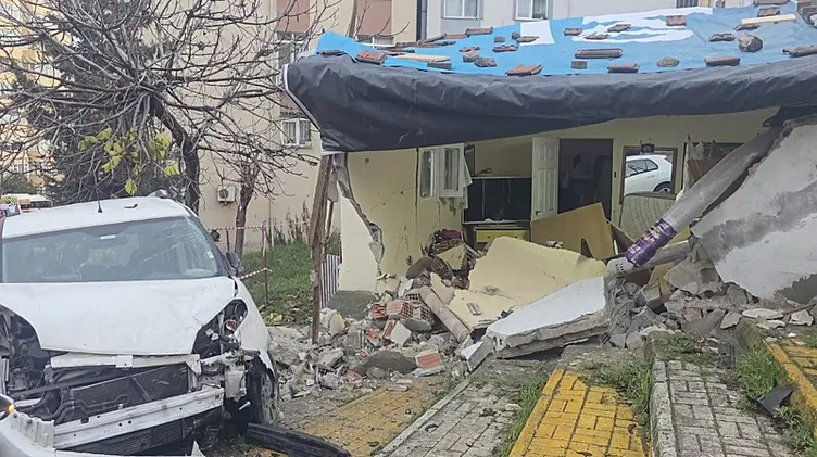 Direksiyon hakimiyetini kaybederek bir eve daldı: 3 yaralı!