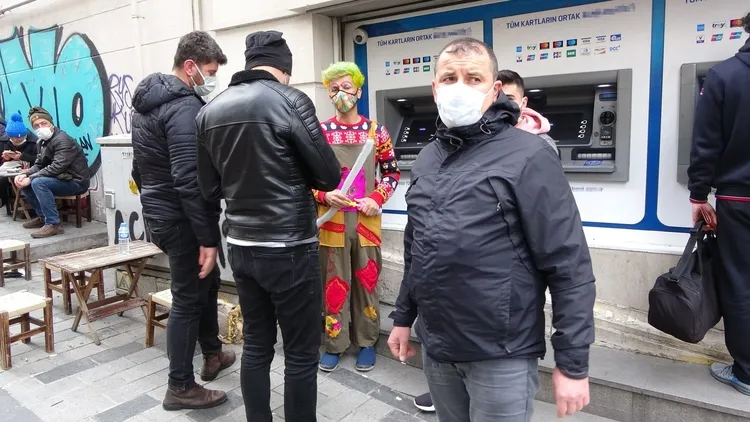 Taksim'de palyaço kılığında turistlerle fotoğraf çekilip parayı az bulunca tehdit eden şahıs yakalandı - 1