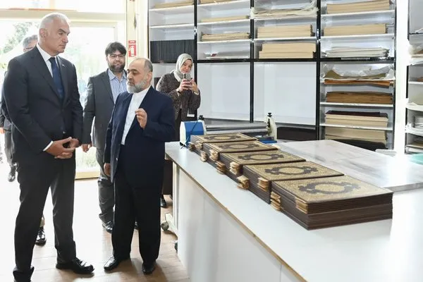 bakan-ersoy-hat-sanatinin-kalbini-ziyaret-edip-istanbul-mushafini-inceledi-1747404093326.jpg