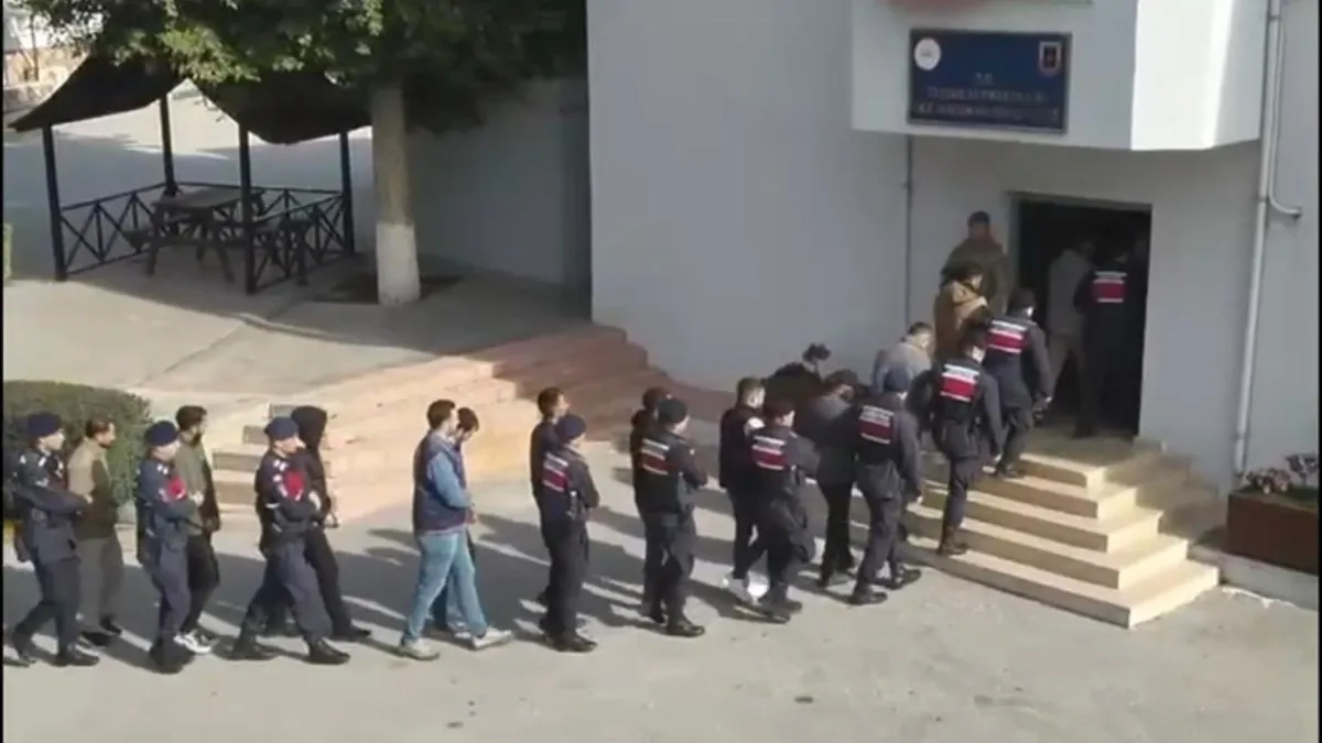 3 ilde uyuşturucu operasyonu: 465 bin adet uyuşturucu hap ele geçirildi, 123 şüpheli yakalandı 3 ilde uyuşturucu operasyonu: 465 bin adet uyuşturucu hap ele geçirildi, 123 şüpheli yakalandı