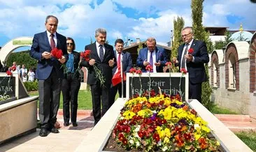 Uşak Valisi Turan Ergün ve protokol mensupları, şehitlikleri ziyaret etti