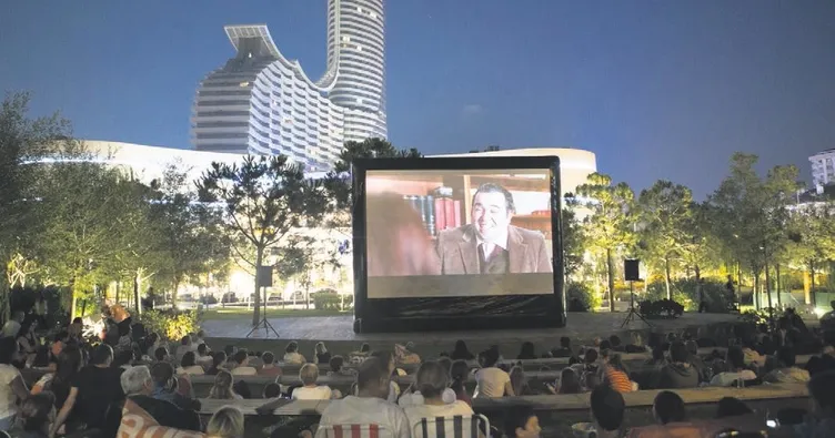 Açık havada patlamış mısır kokusu var!