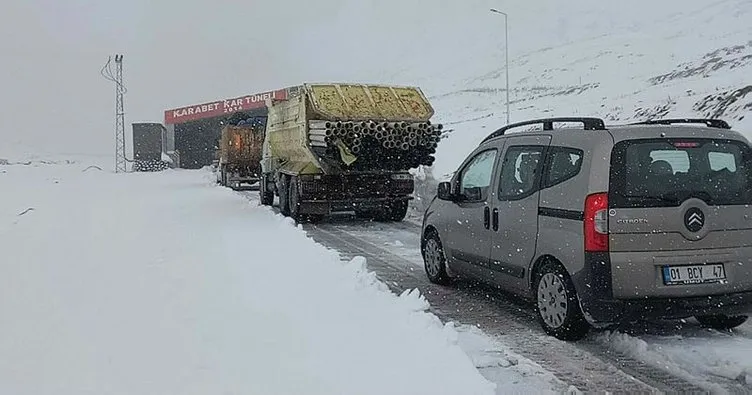 Van’da yol kardan kapanınca araçlarında mahsur kaldılar