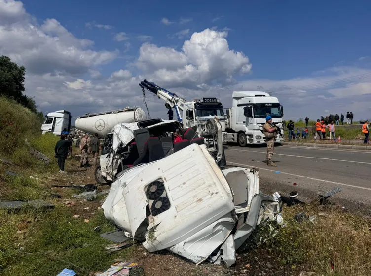 Gaziantep’te katliam gibi kaza! Beton mikseri minibüse çarptı: 9 ölü 10 yaralı var!