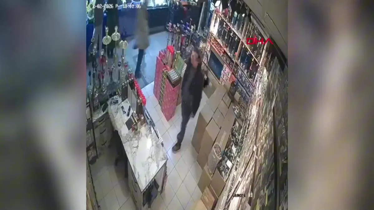 Sakarya’da asma tavan iş yeri sahibinin üzerine çöktü; o anlar kamerada | Video videosunu izle Sakarya’da asma tavan iş yeri sahibinin üzerine çöktü; o anlar kamerada | Video videosunu izle