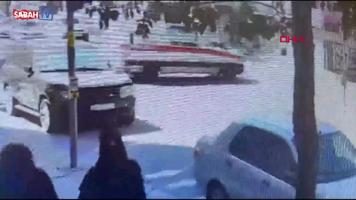 Fatih’te halk otobüsü ile ambulans çarpıştı: 5 yaralı! Kaza anı kamerada videosunu izle Fatih’te halk otobüsü ile ambulans çarpıştı: 5 yaralı! Kaza anı kamerada videosunu izle