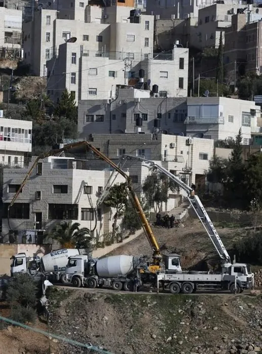 İsrail bir Filistinlinin evine beton doldurdu