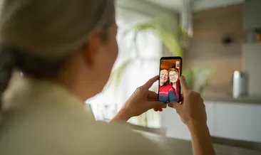 Görüntülü görüşmelerde neden kendimizi izleriz? Psikolog açıkladı: Eğer böyle yapmazsanız...