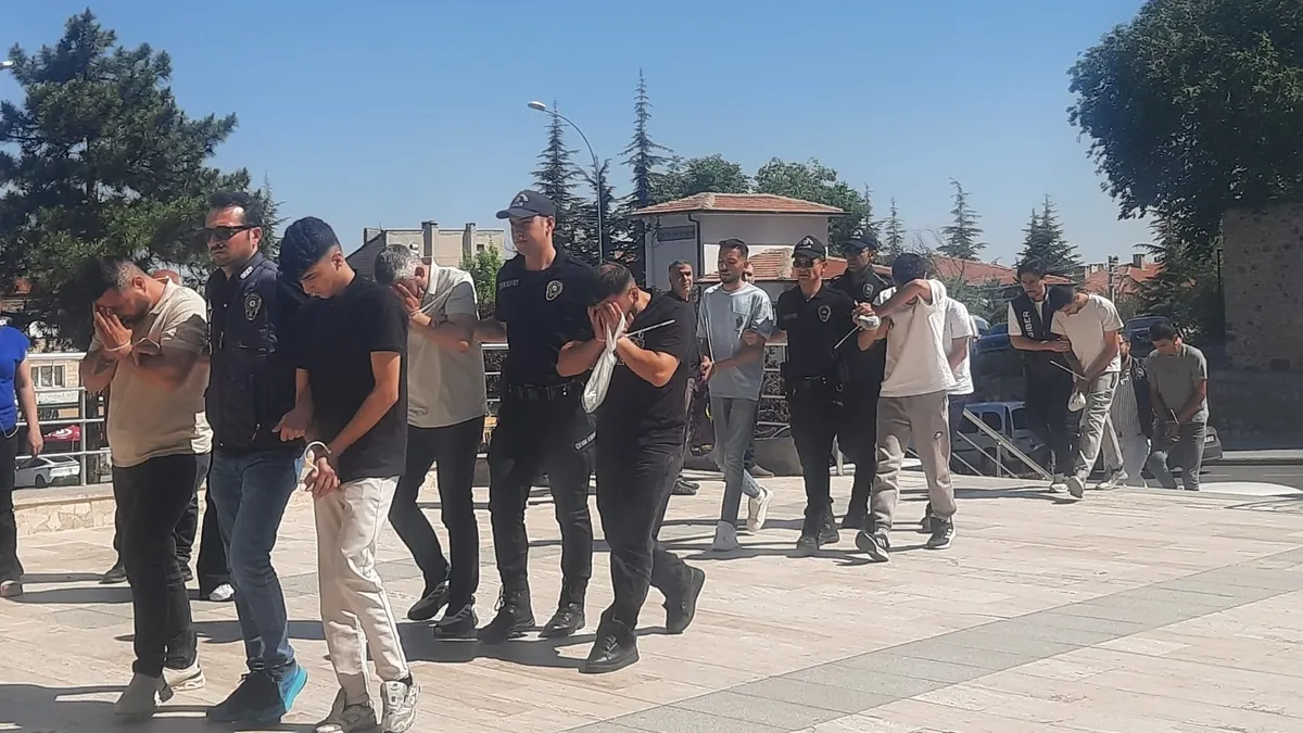Sosyal medya dolandırıcılarına yönelik operasyonda gözaltına alınan şüpheliler