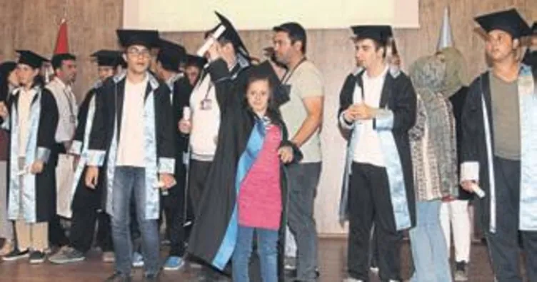 Özel öğrenciler birlikte kep attı