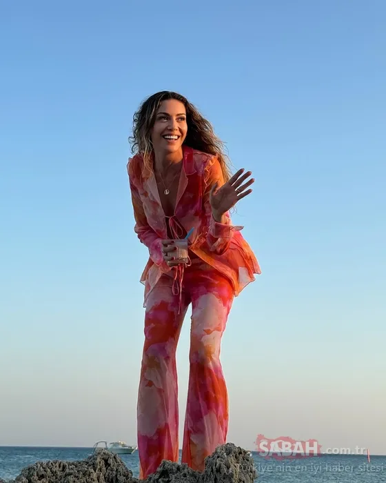 Her hali başka güzel 37 yaşındaki Sinem Kobal hayranlarına galerisini gezdirdi!