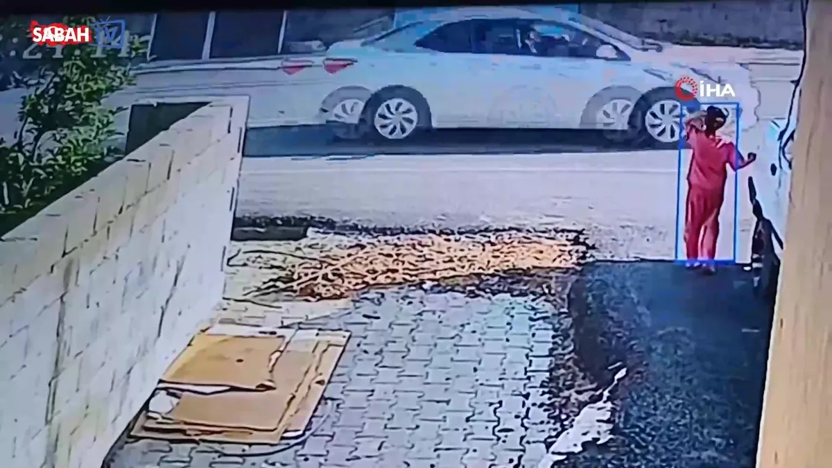 5 yaşındaki çocuk, otomobilin çarpmasıyla metrelerce savruldu! Kaza anı böyle görüntülendi | Video videosunu izle 5 yaşındaki çocuk, otomobilin çarpmasıyla metrelerce savruldu! Kaza anı böyle görüntülendi | Video videosunu izle