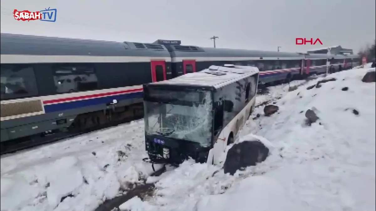 Diyarbakır’da yolcu treni, hemzemin geçitte belediye otobüsüne çarptı; 1 yaralı | Video videosunu izle Diyarbakır’da yolcu treni, hemzemin geçitte belediye otobüsüne çarptı; 1 yaralı | Video videosunu izle