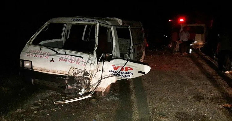 Adana’da minibüs ile kamyonet çarpıştı: 11 Yaralı!