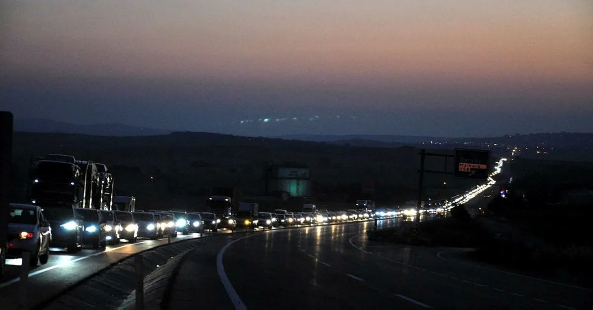 Istanbul Canakkale Karayolunda 20 Kilometre Arac Kuyrugu Son Dakika Haberler