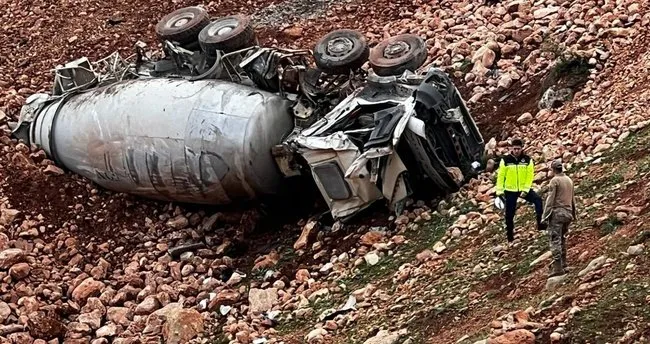 Şırnak’ta beton mikseri kamyonu şarampole devrildi