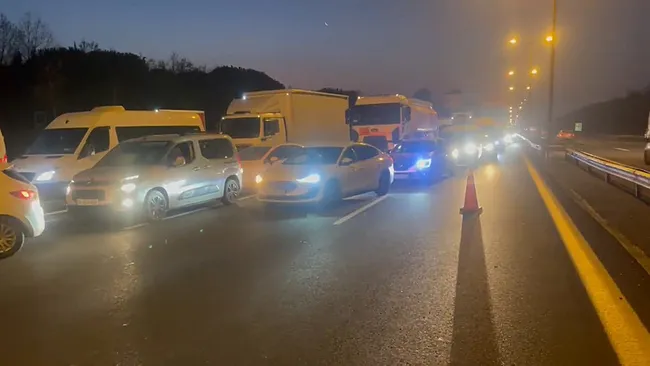 istanbul-esenyurt-temde-yakit-tankeri-kamyona-arkadan-carpti-trafikte-yogunluk-olustu-1732858515380.jpeg