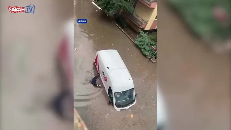 Ankara'da sağanak yağış hayatı felç etti! Yollar göle döndü, araçlar selde sürüklendi | Video