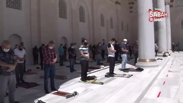 Çamlıca Camii'nde sosyal mesafeye uyularak Cuma namazı kılındı | Video