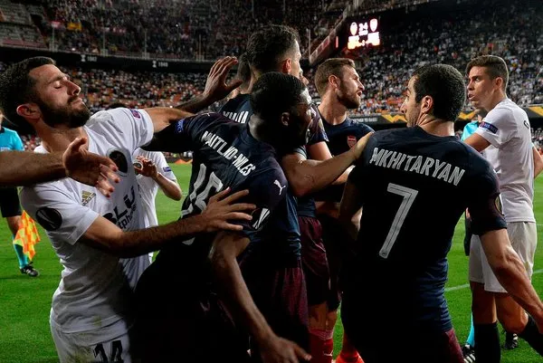 Valencia - Arsenal maçında son düdük çaldı, saha karıştı!
