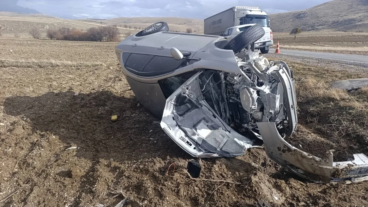 Afyonkarahisar’da otomobil TIR’la çarpıştı: Hurdaya döndü! 5 yaralı Afyonkarahisar’da otomobil TIR’la çarpıştı: Hurdaya döndü! 5 yaralı