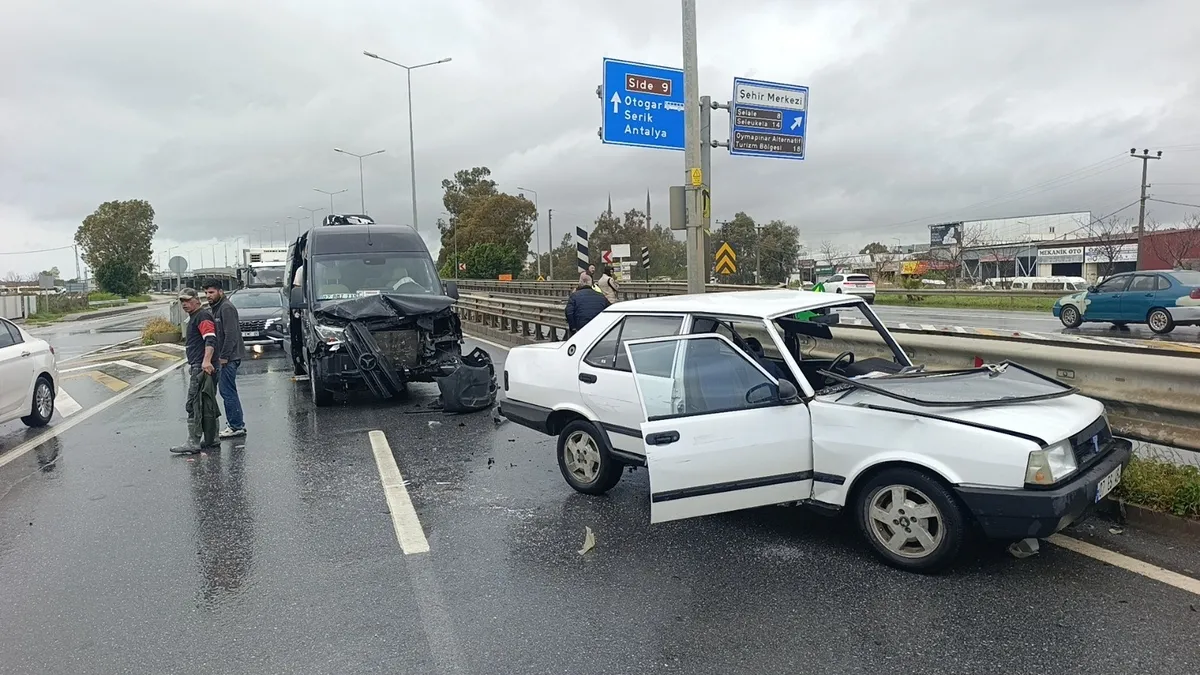 Antalya’da akılalmaz kaza kamerada: Otomobilden böyle uçtu! Antalya’da akılalmaz kaza kamerada: Otomobilden böyle uçtu!