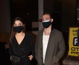 Hande Erçel ve Kerem Bürsin mekan çıkışı görüntülendi! Maskelerinin fiyatı dudak uçuklattı