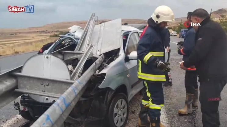 Otomobil bariyerlere ok gibi saplandı! Sürücü bu araçtan sağ çıktı | Video