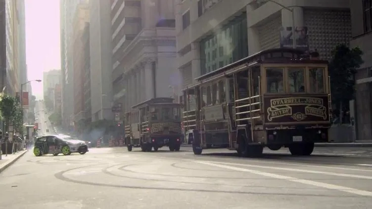 San Francisco caddelerinde nefes kesen otomobil şovu
