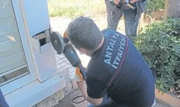 Kedi, insanları yardıma çağırdı