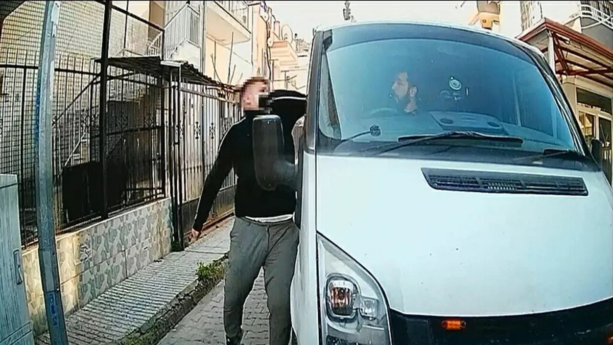 Aydın’da kamyonetin camını yumruklayan şahsa ibretlik ceza! Aydın’da kamyonetin camını yumruklayan şahsa ibretlik ceza!