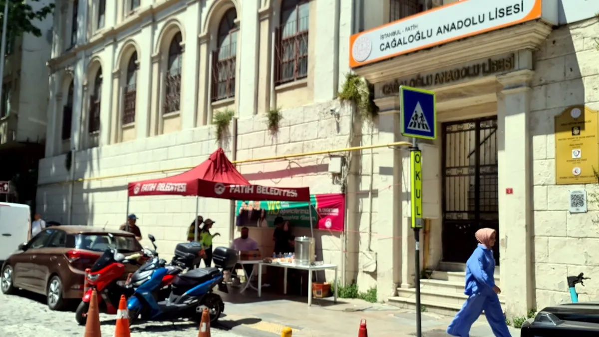YKS sınavına giren öğrencilerin velileri, sınav merkezinin dışında dua ederek ve bekleyerek heyecanlı anlar yaşadı.