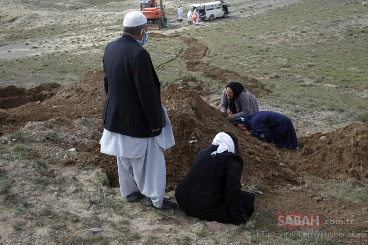 Dünya bu görüntüleri konuşuyor! SON DAKİKA: Corona virüs kurbanını kimsenin olmadığı bir dağ başına gömüp gittiler!