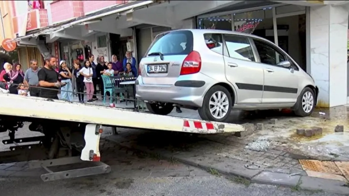 Fren yerine gaza basan sürücü önce yayaya sonra aydınlatma direğine çarptı