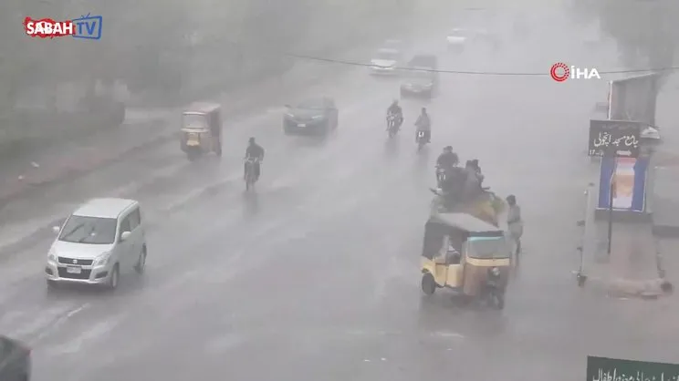 Pakistan'daki muson yağışlarında en az 75 kişi hayatını kaybetti | Video