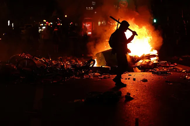 fransa-cumhurbaskani-macron-eylemcilere-ates-puskurdu-hic-kimse-cezasiz-kalmayacak-1792348318940.jpeg Fransa Cumhurbaşkanı Macron eylemcilere ateş püskürdü! “Hiç kimse cezasız kalmayacak”