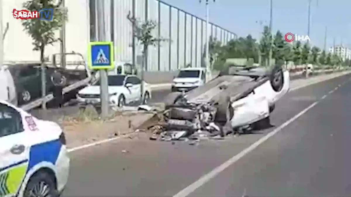 Diyarbakır’da refüje çıkan otomobil takla attı: 1 yaralı | Video videosunu izle Diyarbakır’da refüje çıkan otomobil takla attı: 1 yaralı | Video videosunu izle