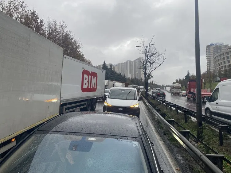 TEM Bağlantı Yolu’nda yağmur sonrası zincirleme kaza: TIR sürücüsü direksiyon hakimiyetini kaybedince olanlar oldu!