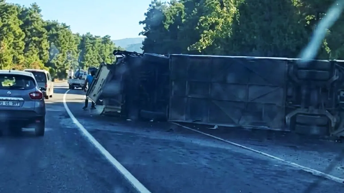 Konya-Antalya karayolunda meydana gelen trafik kazasında çarpışan tur otobüsü ve otomobil.