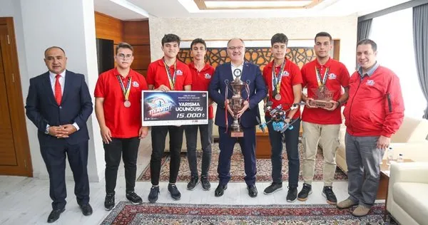 ogrenciler-istedi-baskan-soz-verdi-sivasa-drone-egitim-pisti-yapilacak-1633128433973.jpg